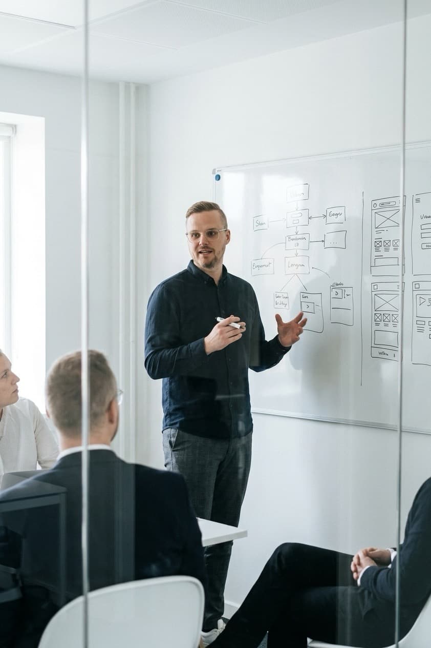 Morten præsenterer ved whiteboard